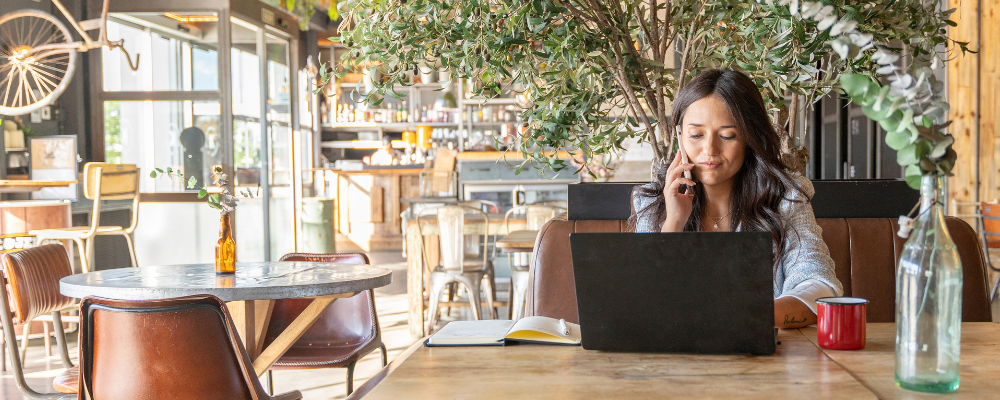 Restauranteigenaar aan het werk in de zaak