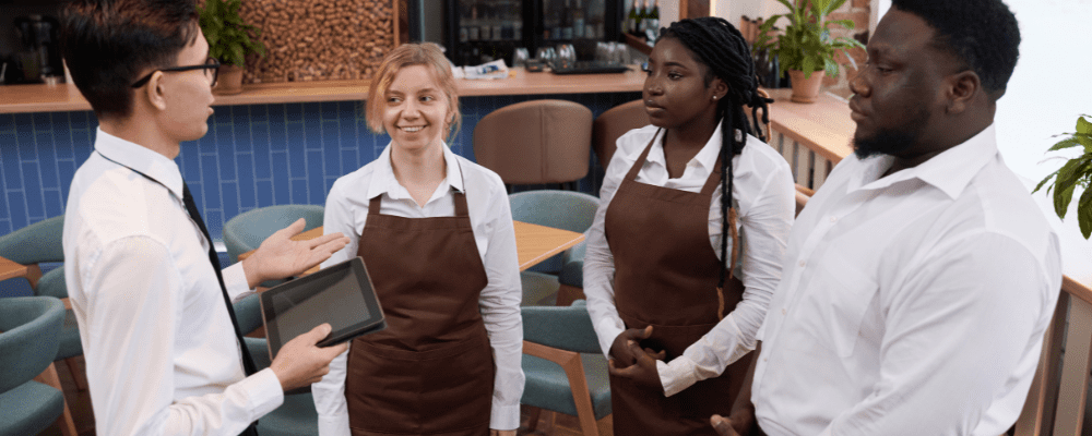 Manager bespreekt de dienst met het team via een tablet