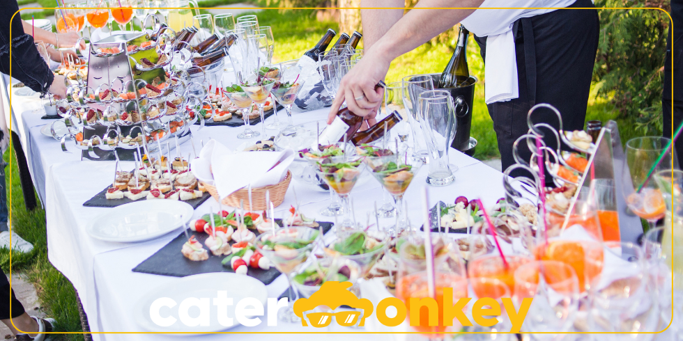 Hoe kan ik snel het aantal gasten per evenement berekenen en aanpassen?