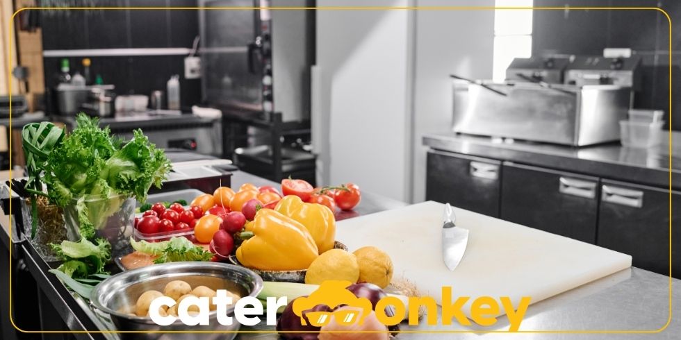 Hoe zorg ik ervoor dat mijn cateringbedrijf altijd over de juiste hoeveelheden ingrediënten beschikt?